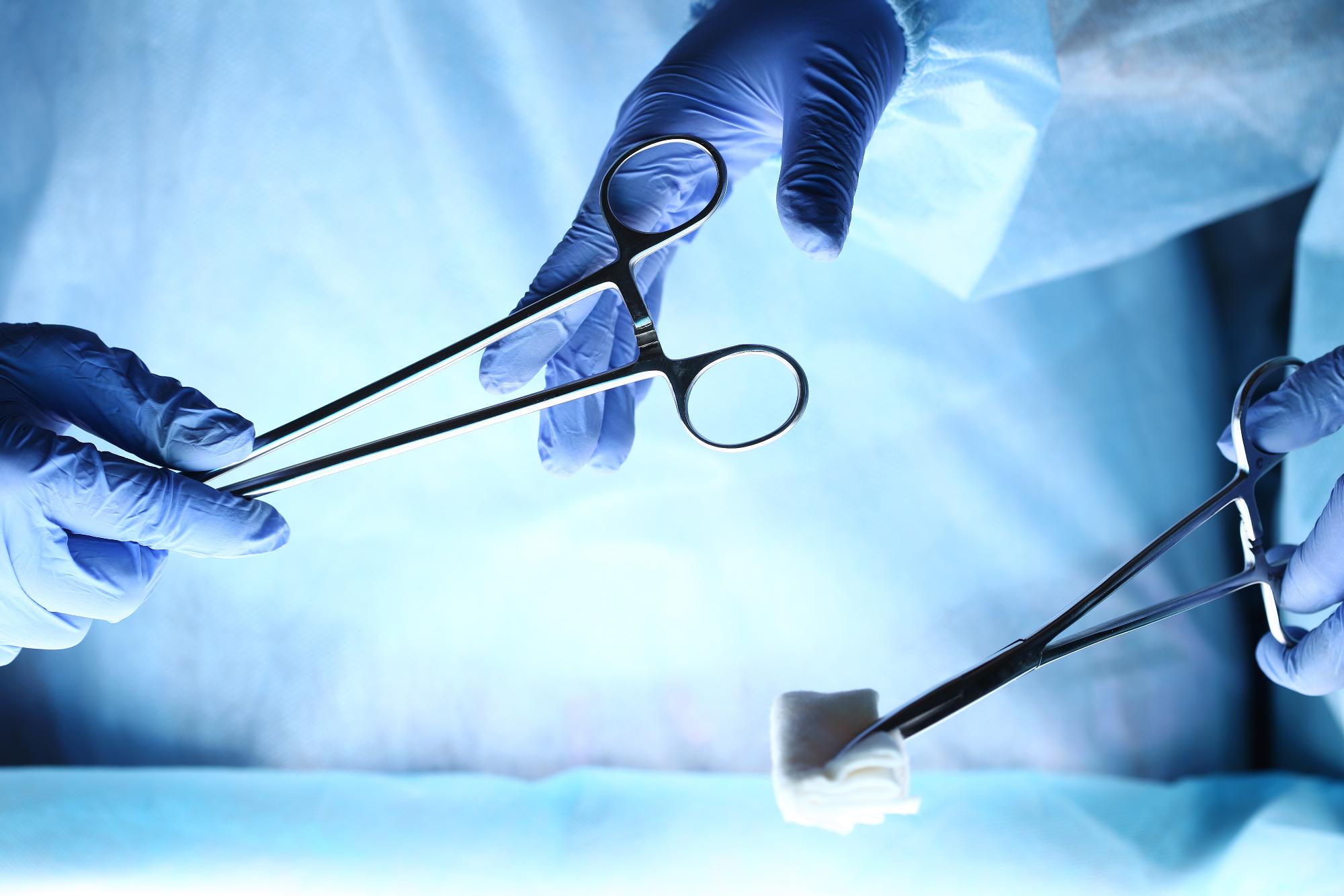 Хирургическая операция инструмент врач